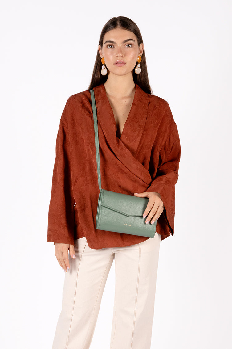 LILIAN Vegan Clutch – Theme | Color: Black - variant::black